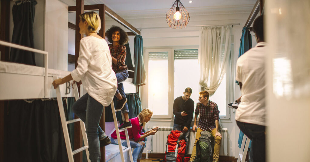 Guia Completo de Hostels Econômicos e Confortáveis para Jovens Viajantes